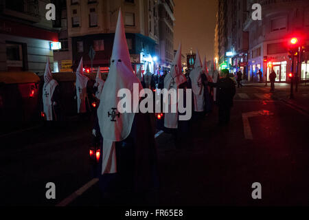 Santander, Spanien. 21. März 2016. Nazarener nächtliche Prozession des Gebets überqueren die Hauptstraßen der Stadt Santander Kredit: JOAQUIN GOMEZ SASTRE/Alamy Live News Stockfoto