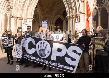 London UK 22. März 2016. Anhänger der Frauen betrogen in langfristige, die intime Beziehungen mit undercover-Polizisten außerhalb der Royal Courts of Justice in eine Solidarität Mahnwache zum Jahresbeginn eine vorläufige Anhörung in eine öffentliche Untersuchung der Undercover-Polizeiarbeit zu sammeln. Die Vorverhandlung bestimmen, wie die Untersuchung durchgeführt werden. Polizeibehörden haben gebeten, dass die öffentliche Untersuchung einige Beweise geheim halten, aber die Rechtsabteilungen der Frauen, die Maßnahmen ergreifen, argumentieren, dass alle Beweise in der Öffentlichkeit geprüft werden sollte. Bildnachweis: Patricia Phillips/Alamy Live-Nachrichten Stockfoto