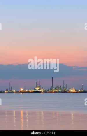 Petrochemischen Raffinerie auf dem Meer bei Sonnenuntergang Stockfoto