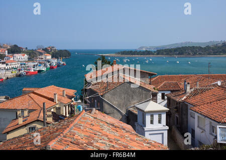 Blick auf den Fischereihafen in San Vicente De La Barquera, Nordspanien Stockfoto