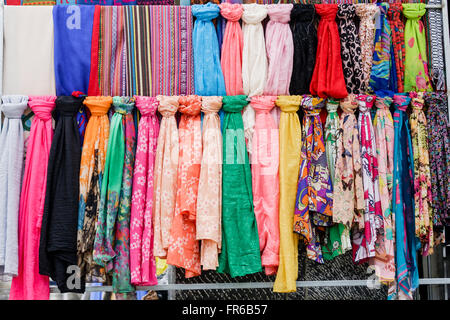 Große Auswahl an Seide in den Verkauf auf dem Flohmarkt in Ha Giang, Vietnam Stockfoto