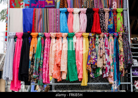 Große Auswahl an Seide in den Verkauf auf dem Flohmarkt in Ha Giang, Vietnam Stockfoto