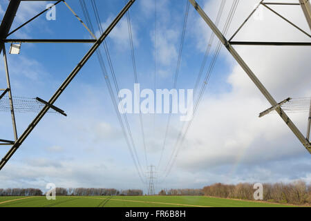 Stromleitungen überqueren Sie die Bristih Landschaft mit Strom an Städten und Gemeinden. Stockfoto