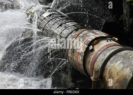 Einen Rohrbruch, der Wasserverluste in alle Richtungen. Symbol für Sanitär- oder katastrophalen technischen Niveau oder Status. Stockfoto