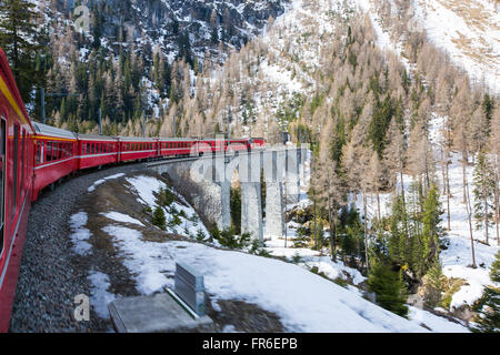 Bernina-Express verläuft der Viadukt - Schweiz Stockfoto