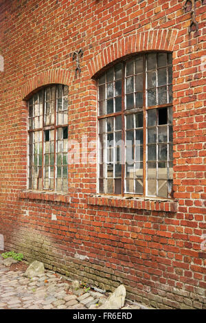 Mauer und zwei Fenster init Stockfoto