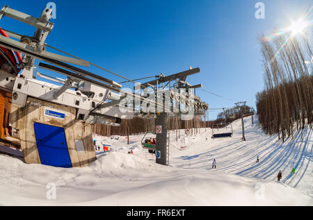 Sesselbahn im Skigebiet "Krasnaya Glinka" Mountain in sonnigen Wintertag in Samara, Russland Stockfoto