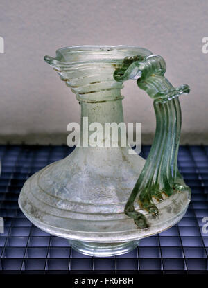 Cruche Ornée de Fil de Verre Posé À Chaud - Krug mit Glas Garn verziert installiert warmes 3-4. Jahrhundert n. Chr. römische Frankreich Französisch Museum Picardie Amiens Stockfoto