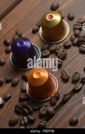 Kaffee-Studio gedreht - Bohnen und Kaffee-Kapseln Stockfoto