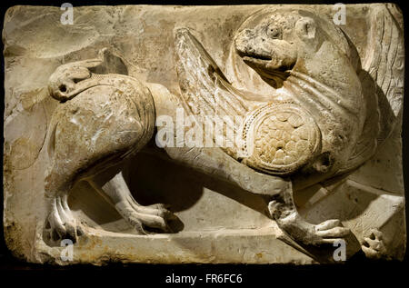 Relief eines Löwen Picardie 1160 (der Löwe symbolisiert der Evangelist Markus) Kirche in Corbie Somme Frankreich Französisch Stockfoto