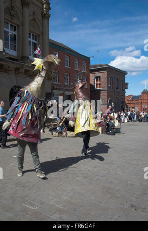 Mythologischen Drachen tanzen an der Stockport Folk Festival 2015 Stockport Cheshire England Stockfoto