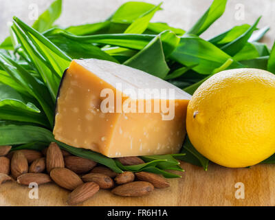 Frische Lösegeld-Blätter, Käse, Mandeln und Zitronen vorbereiten Stockfoto