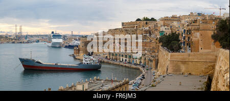 VALLETTA, MALTA - 30. Oktober 2015: Ansicht von Valletta mit Schiffen und Booten auf Küste, am bewölkten Himmelshintergrund. Stockfoto