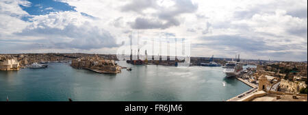 VALLETTA, MALTA - 30. Oktober 2015: Ansicht von Valletta mit Schiffen und Booten auf Küste, am bewölkten Himmelshintergrund. Stockfoto