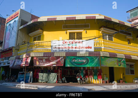 Ein Gebäude gelb lackiert dient als der bunteste Ecke in Kampong Cham, Kambodscha. Stockfoto