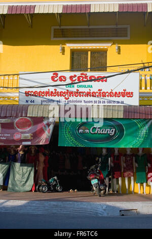 Ein Gebäude gelb lackiert dient als der bunteste Ecke in Kampong Cham, Kambodscha. Stockfoto