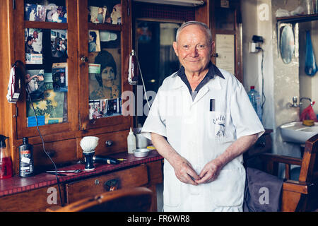 Republik Mazedonien, Bitola, Stadtzentrum, Porträt eines Barbiers in barbershop Stockfoto