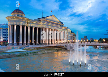 Mazedonien, Skopje, das archäologische Museum von Mazedonien und der Brücke der Kulturen Stockfoto