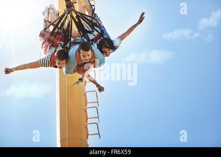 Freunde-Bungee-Jumping im Freizeitpark Stockfoto