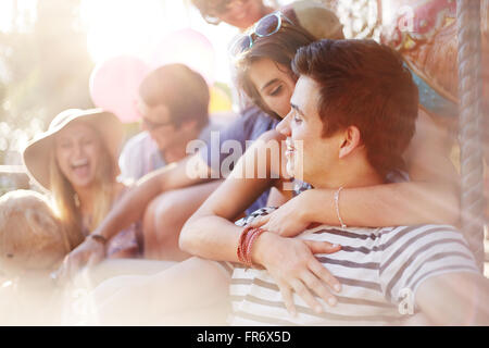 Junges Paar küssen im freien Stockfoto