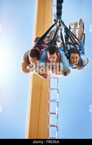 Freunde-Bungee-Jumping im Freizeitpark Stockfoto