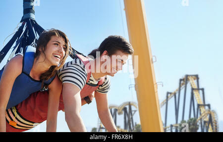 Begeisterte Freunde Bungee-Jumping im Freizeitpark Stockfoto