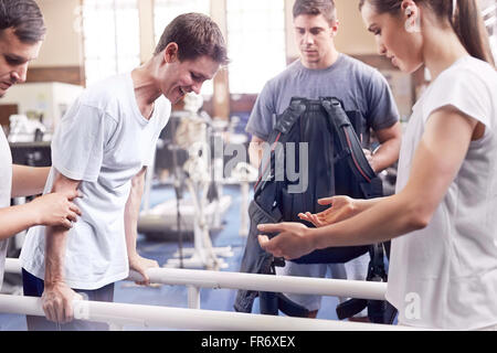 Physiotherapeuten führen Mann zu Fuß Stockfoto