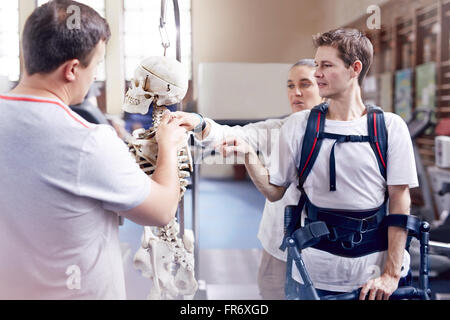 Physiotherapeut, Mann zu erklären, Wirbelsäule Modell Stockfoto