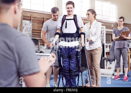 Physiotherapeuten führen Mann zu Fuß Stockfoto