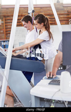 Physiotherapeut Führung Mann auf Laufband Stockfoto