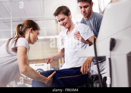 Physiotherapeuten, die Aufhebung der Mann Stockfoto