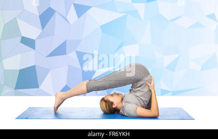 Pflug-Pose auf Matte Yoga bei Frau Stockfoto