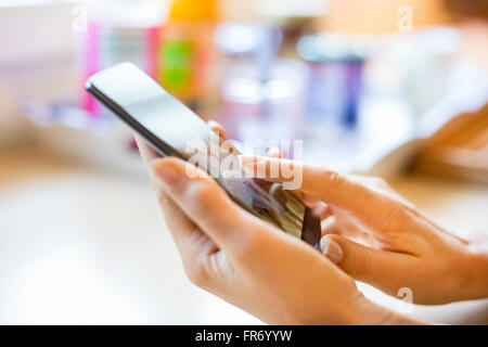 Frau berät ihr Handy nach Hause. App, Sms, Nachrichten, SMS, Mail, chat Stockfoto