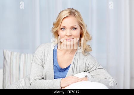 mittlere gealterte Frau zu Hause Stockfoto