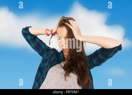 glücklich ziemlich junges Mädchen hält an Kopf Stockfoto