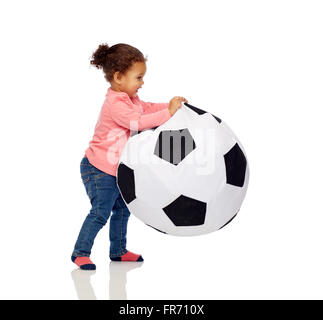 glücklich Mulatte wenig baby Mädchen spielen mit ball Stockfoto