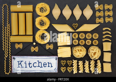 Auswahl an italienischer Pasta Essen mit alten Metall Küche Zeichen bilden einen abstrakten Hintergrund über Schiefer getrocknet. Stockfoto