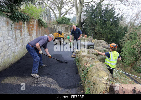 Arbeiter Oberflächenersatz Wanderweg Stockfoto