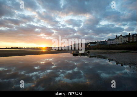 20.03.2016, geht die Sonne auf einer Häuserzeile spiegelt sich in dem Wasser bei Elie, eine Küstenstadt in der East Neuk of Fife, Schottland. Stockfoto