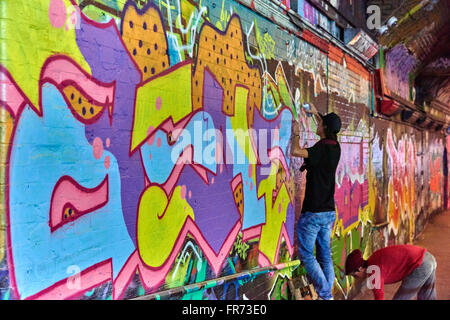 Leake Street, auch bekannt als die "Banksy Tunnel" oder "Graffiti-Tunnel", ist eine Straße in Lambeth, London Stockfoto