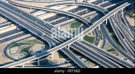 Autobahnen, Rampen und s-Bahn-Gleise in Dubai, VAE. Fotografiert vom Burj Khalifa Aussichtsplattform. Stockfoto