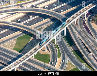 Autobahnen, Rampen und s-Bahn in Dubai, VAE. Fotografiert vom Burj Khalifa Aussichtsplattform. Stockfoto