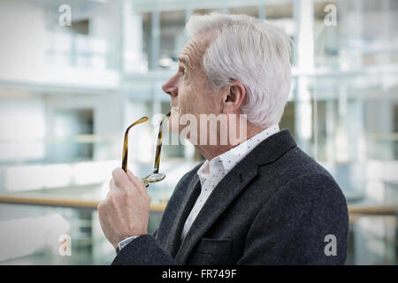 Nachdenklich blickte Geschäftsmann Stockfoto