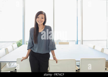 Porträt zuversichtlich Geschäftsfrau im Konferenzraum