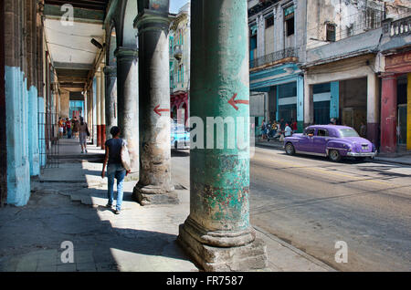 Lila Oldtimer auf den Straßen von Havanna, Kuba. Viele von diesen alten Autos aus den 1950er Jahren werden verwendet wie heute taxis. Stockfoto