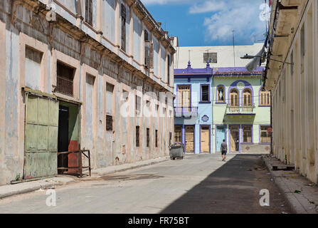 Ein Blick entlang einer Straße in Havanna, die Hauptstadt von Kuba. Stockfoto