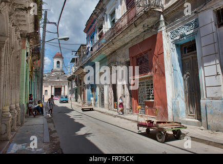 Ein Blick entlang einer Straße in Havanna, die Hauptstadt von Kuba. Stockfoto