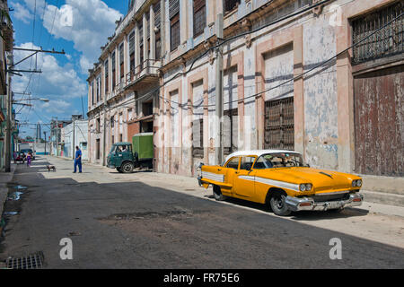 Ein gelbe Oldtimer Parken auf den Straßen von Havanna, Kuba. Viele von diesen alten Autos werden verwendet wie heute taxis. Stockfoto