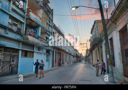 Ein Blick entlang einer Straße in Havanna, die Hauptstadt von Kuba, in der Dämmerung. Stockfoto