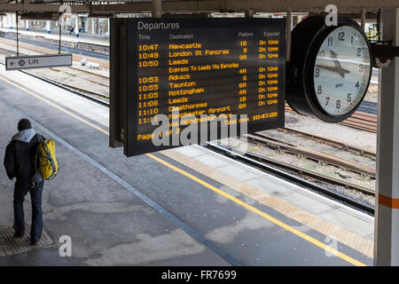 Abfahrt board, Bahnhof und ein Mann entlang eine Plattform am Bahnhof Sheffield, England, Großbritannien Stockfoto